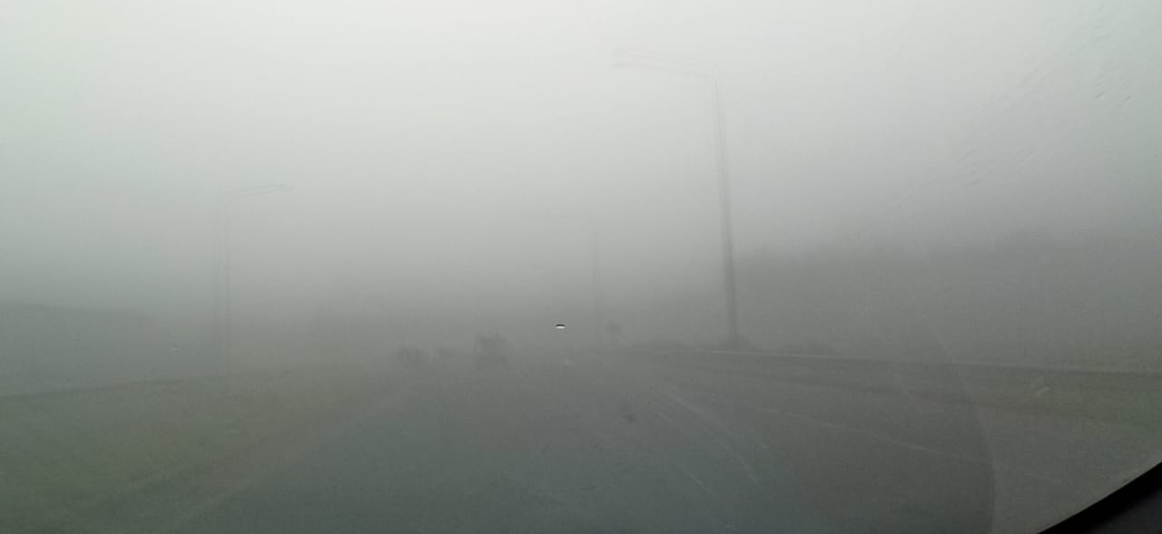 Una espesa niebla que cubre toda la ciudad 